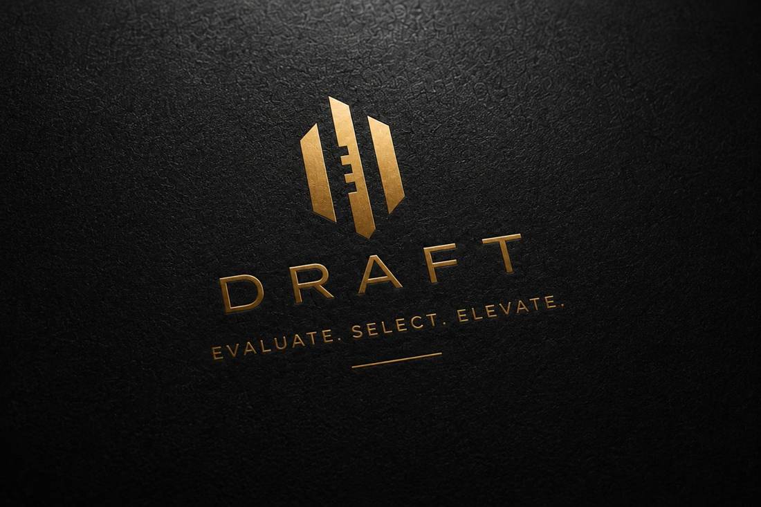 Logo de Draft grabado en relieve dorado